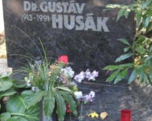 Náhrobok Dr. Gustáva Husáka